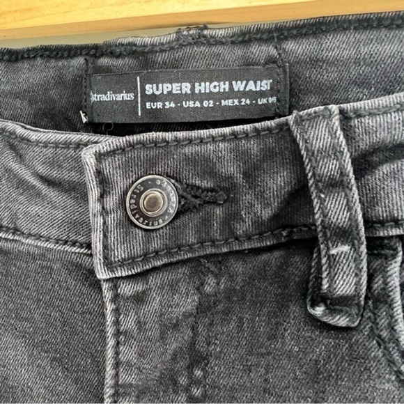Stradivarius Super High Waist Jeans Distressed - Picture 5 of 6
